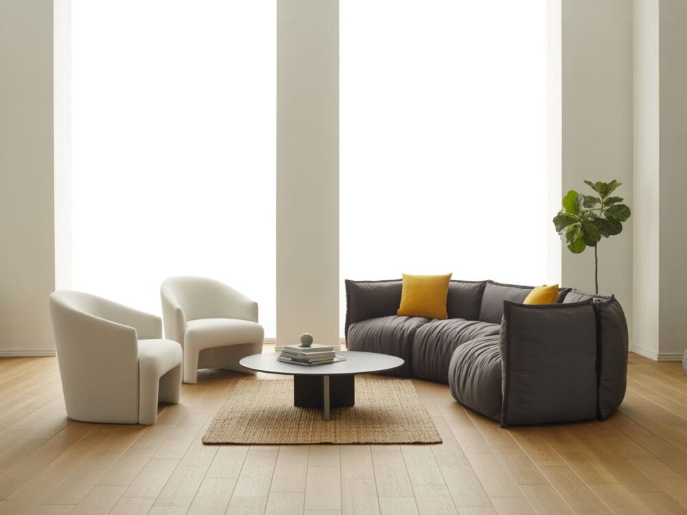 kontrastowe kolory krzeseł i kanapy