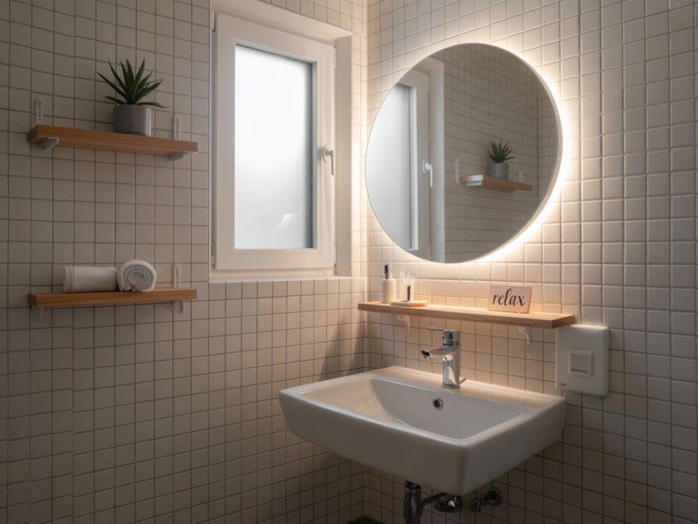 minimalistyczne lustro łazienkowe